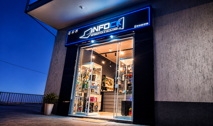 Fachada da loja INFOCK Informática e Celulares em Caxias do Sul, com letreiro em LED azul