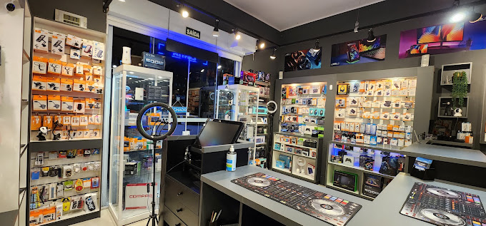 Balcão da INFOCK com iluminação azul e vitrine de celulares e peças